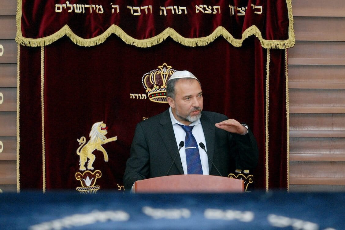 Ex-Ministro de Relações Exteriores de Israel Avigdor Lieberman discursa durante encontro com membros da comunidade judaica do Azerbaijão, em uma sinagoga na capital Baku, 10 de fevereiro de 2010 [STR/AFP/Getty Images]