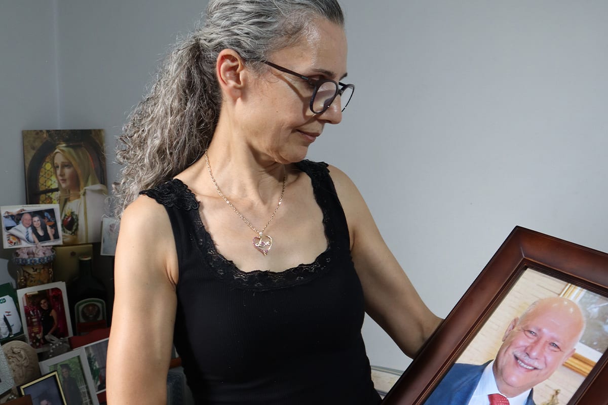 Ibtissam Hasrouty olha o retrato de seu marido – morto na explosão em Beirute –, em 25 de setembro de 2020 [Charline Bou Mansour/Monitor do Oriente Médio]