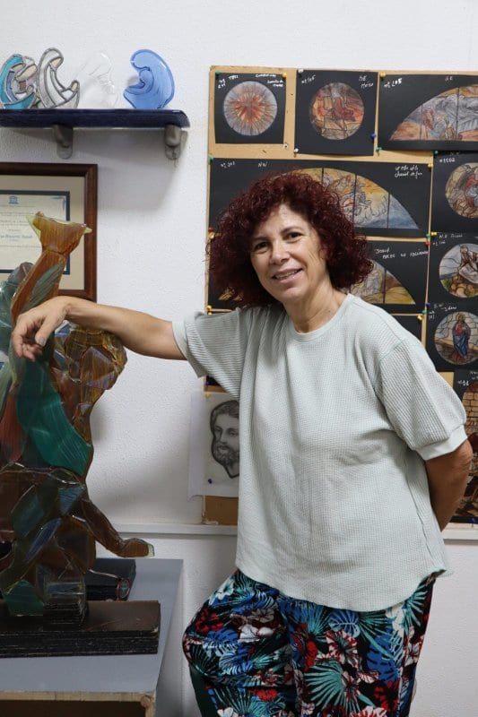 Maya Husseini perto de uma escultura em seu ateliê, em Hazmieh, Líbano