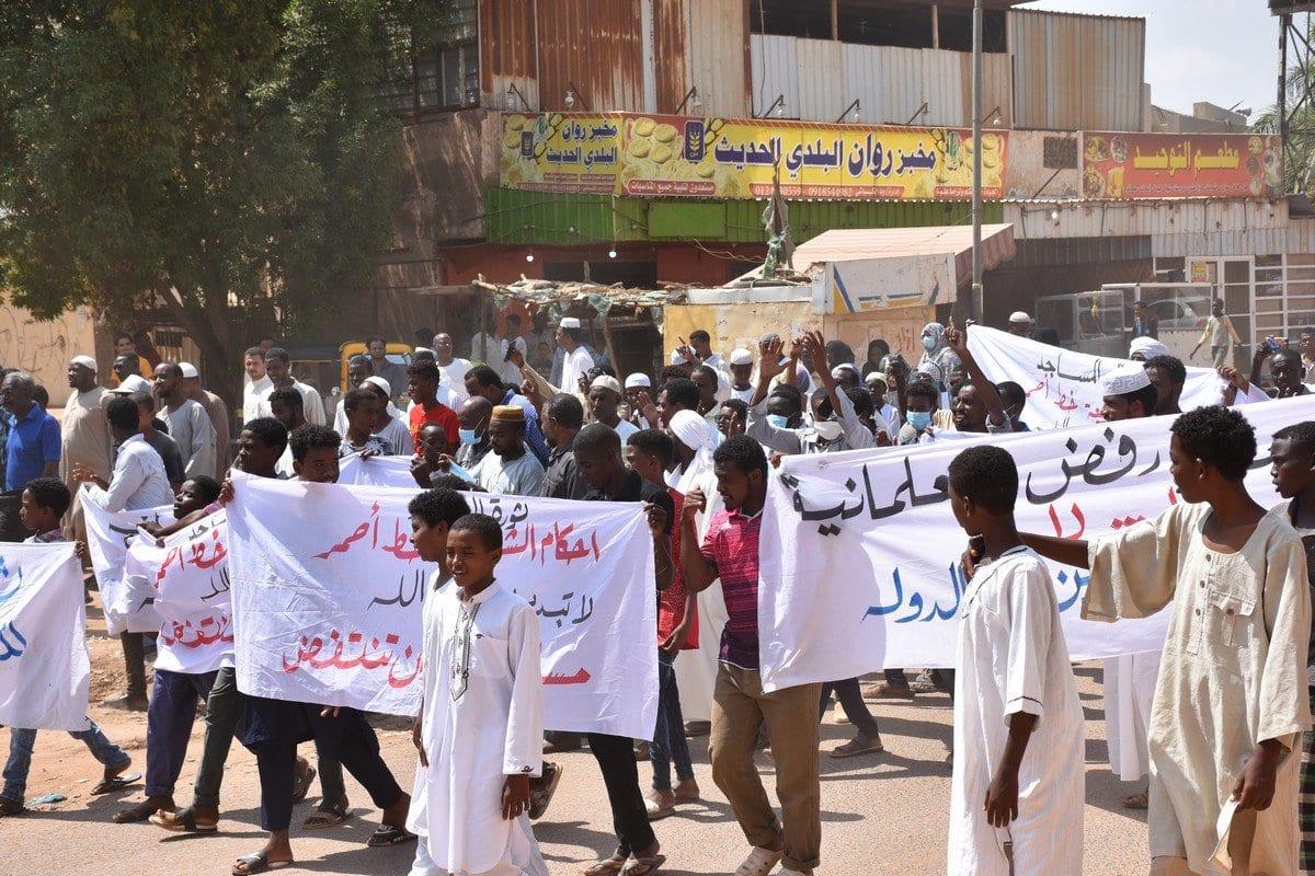 Sudaneses protestam contra acordo de normalização com Israel, em Cartum, capital do Sudão, 25 de setembro de 2020 [Abbas M. Idris/Agência Anadolu]
