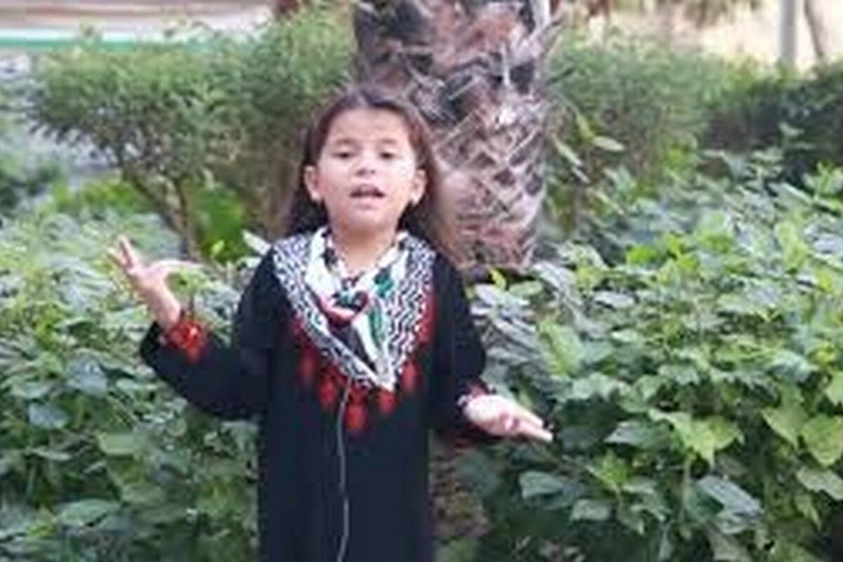 Zahra Zayed recitando um poema sobre sua terra.