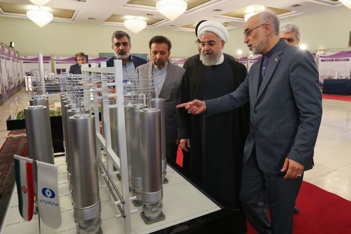 Presidente do Irã Hassan Rouhani visita uma exibição de tecnologia nuclear iraniana, diante de centrífugas utilizadas para refinar urânio e outros material, em 9 de abril de 2019 [Presidência do Irã]
