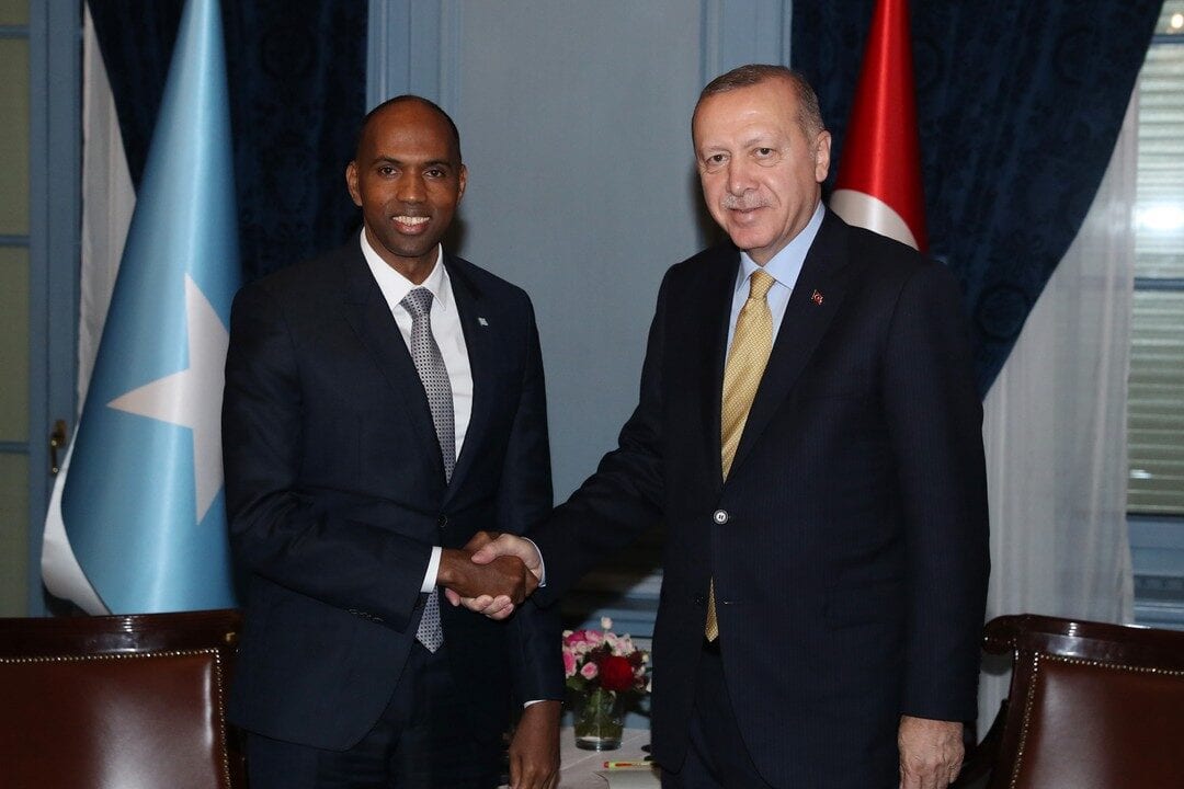O presidente da Turquia Recep Tayyip Erdogan (dir.) Cumprimenta o primeiro-ministro da Somália, Hassan Ali Khayre (esq.), Enquanto posam durante sua reunião no 1º Fórum Global de Refugiados em Genebra, Suíça, em 16 de dezembro de 2019. [Presidência turca / Murat Cetinmuhurdar / Folheto - Agência Anadolu]