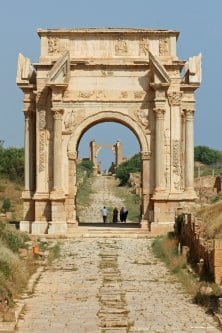 Vista de um arco em Leptis Magna, na Líbia. [Foto: Flickr/Rob Glover]