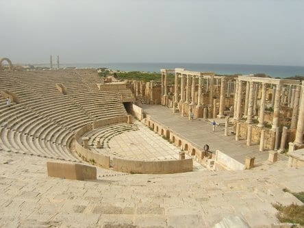 Vista do teatro em Leptis Magna, na Líbia. [Foto: Flickr/Rober Glover]