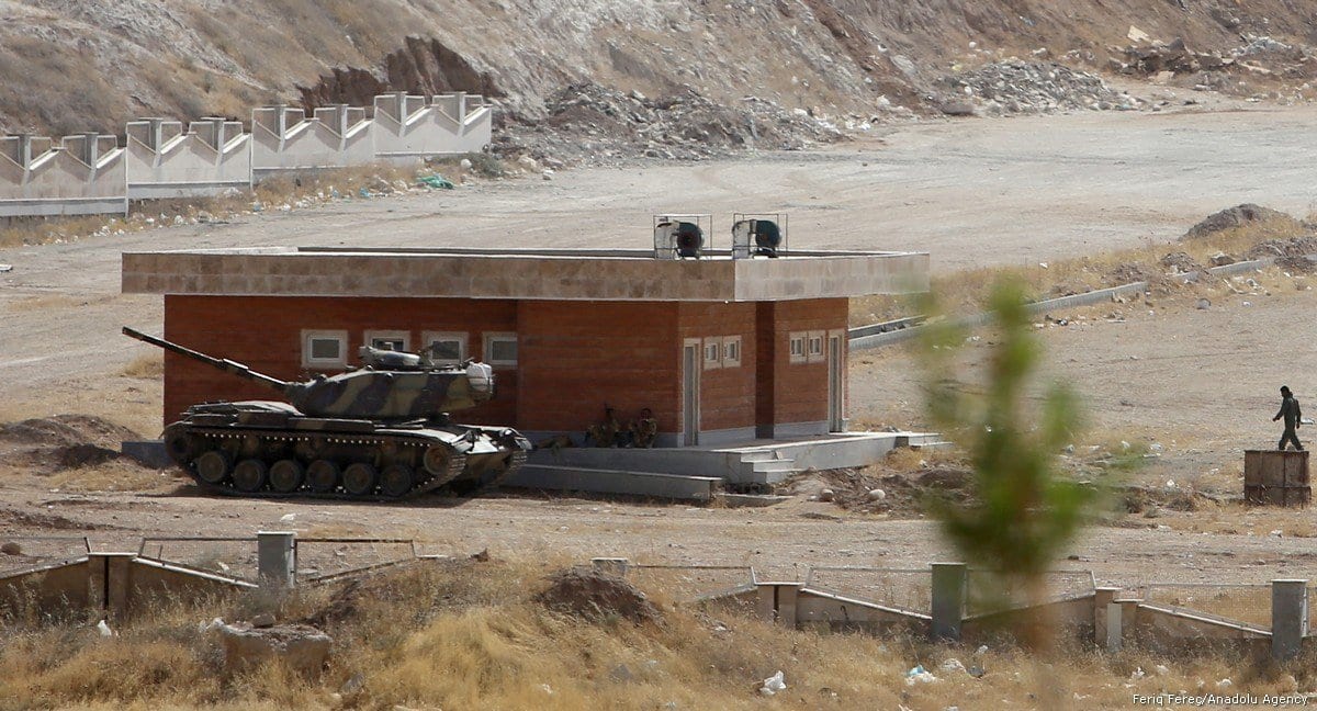 Um tanque do Exército iraniano é implantado próximo ao portão da fronteira Iraque-Irã, que está fechado por um dia devido ao exercício militar organizado pelo Governo Regional Curdo do Iraque (IKRG) em Sulaymaniyah, Iraque em 3 de outubro de 2017 [Agência Feriq Fereç / Anadolu]