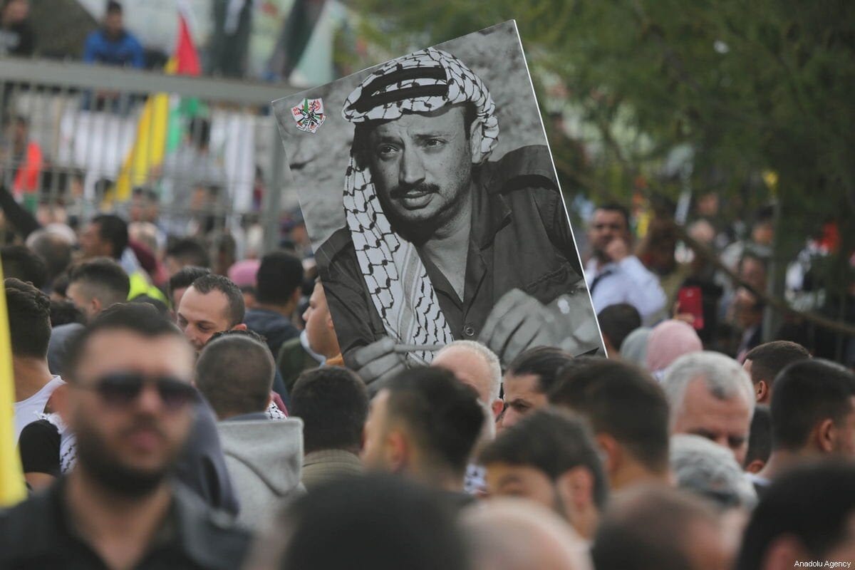 Palestinos reúnem-se no local onde Yasser Arafat está enterrado, no 14° aniversário de sua morte, em Ramallah, Cisjordânia ocupada, 11 de novembro de 2018 [Issam Rimawi/Agência Anadolu]