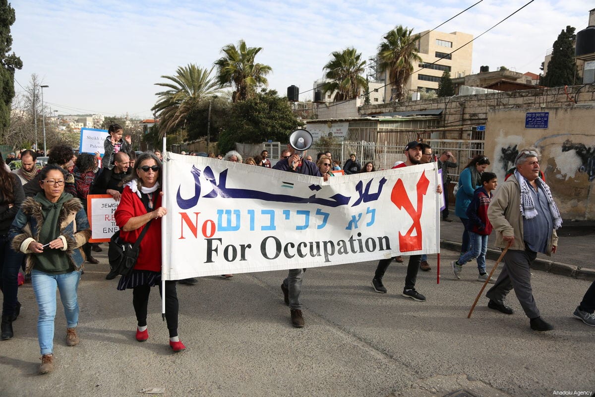 Ativistas protestam contra a decisão de Israel de evacuar famílias palestinas que moram em Sheikh Jarrah, Jerusalém Oriental, em 1° de fevereiro de 2019. [Faiz Abu Rmeleh/Agência Anadolu]