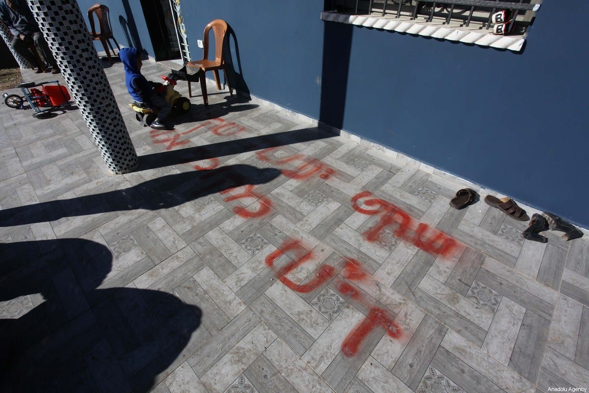 Dizeres racistas pichados por colonos judeus perto de casas palestinas em Qalqilya, Cisjordânia ocupada, 20 de dezembro de 2019 [Nedal Eshtayah/Agência Anadolu]