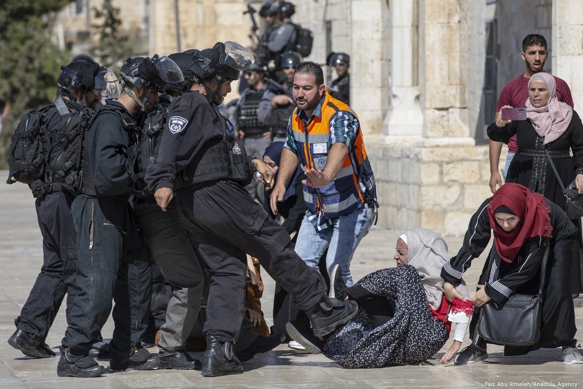 Forças israelenses atacam fiéis palestinos na Mesquita de Al-Aqsa, em Jerusalém, 11 de agosto de 2019 [Faiz Abu Rmeleh/Agência Anadolu]