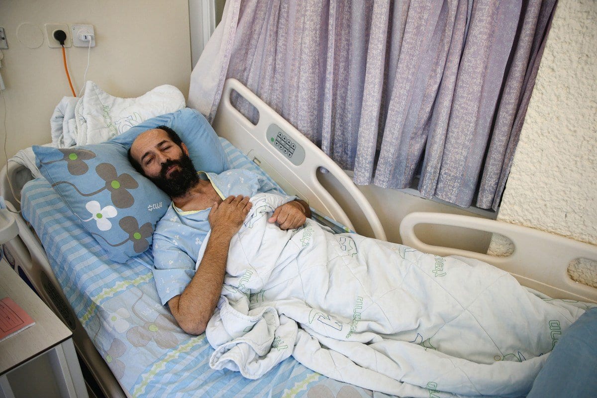 Prisioneiro palestino na prisão israelense Maher Al-Akhras,quando em greve de fome há 80 dias, em um hospital em Rehovot, Israel em 14 de outubro de 2020 [Mostafa Alkharouf - Anadolu Agência]
