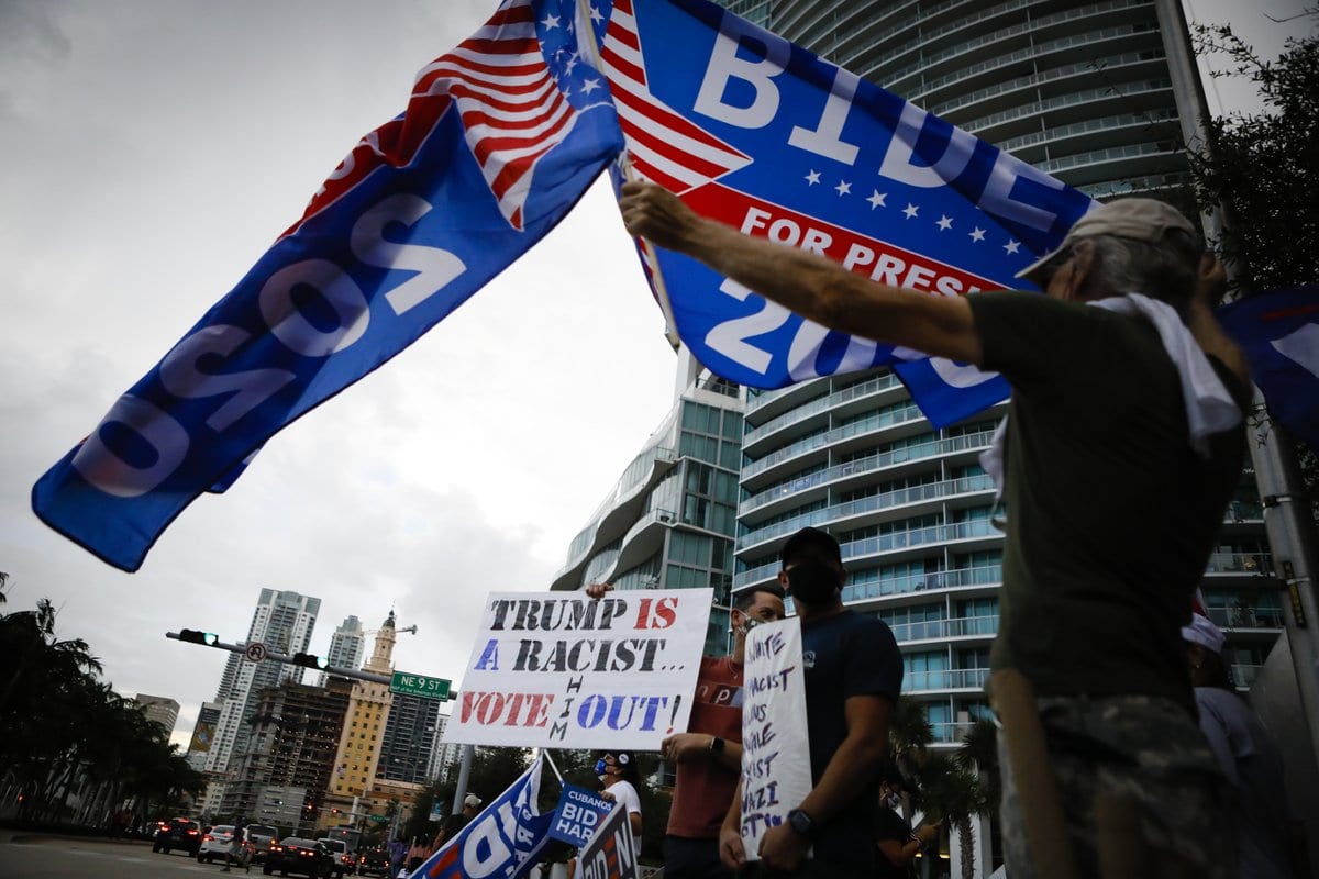 Apoiadores do então candidato democrata e presidente eleito Joe Biden reúnem-se em frente ao Museu de Arte Perez, em protesto contra o presidente republicano Donald Trump, em Miami, Flórida, 15 de outubro de 2020 [Eva Marie Uzcategui/Agência Anadolu]