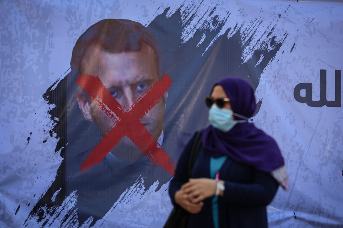 Banner pendurado no muro do Centro Cultural Francês em Gaza, em protesto às declarações sobre o Islã do Presidente da França Emmanuel Macron, na Cidade de Gaza, 28 de outubro de 2020 [Ali Jadalah/Agência Anadolu]