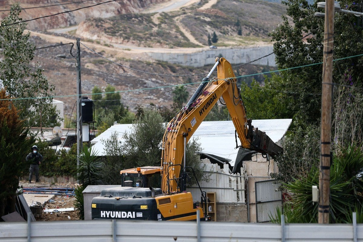Máquinas pesadas do Município de Jerusalém derrubam uma casa palestina, alegando que o imóvel  não estava licenciado em Jerusalém Oriental em 03 de novembro de 2020 [Mostafa Alkharouf - Agência Anadolu]