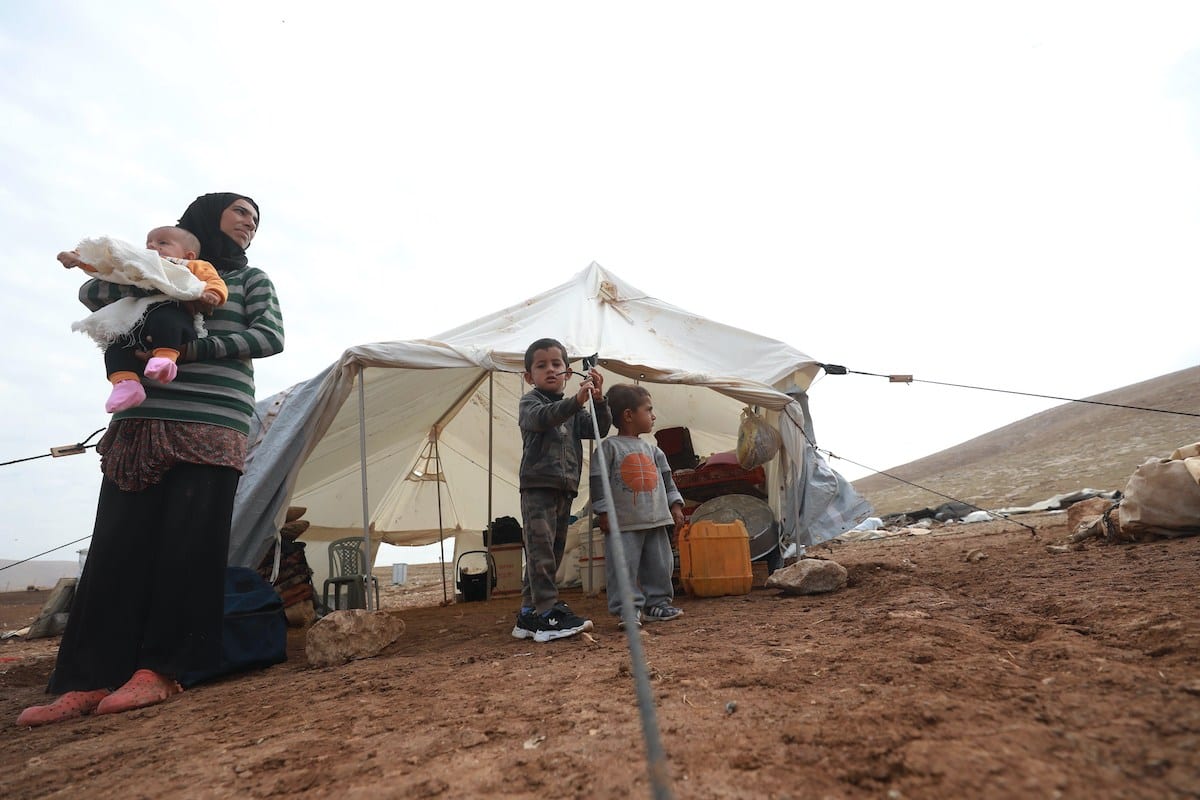 Família em abrigo provisório, após ataques israelenses contra casas palestinas beduínas em Tubas, Cisjordânia ocupada, 6 de novembro de 2020 [Issam Rimawi/Agência Anadolu]