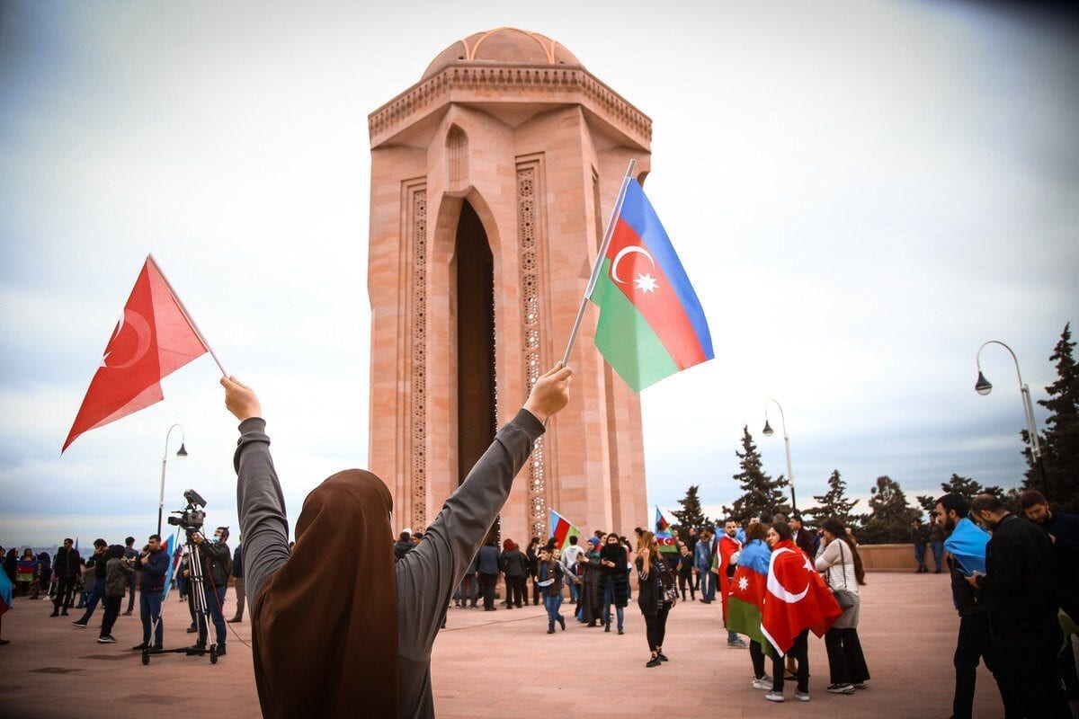 Azerbaijanos visitam o Beco dos Mártires, um cemitério e memorial dedicado aos mortos pelas tropas soviéticas durante o Janeiro Negro de 1990, enquanto se reúnem para celebrar o acordo alcançado para interromper os combates na região de Nagorno-Karabakh como a derrota da Armênia, em Baku, Azerbaijão em 10 de novembro de 2020. [Resul Rehimov - Agência Anadolu]