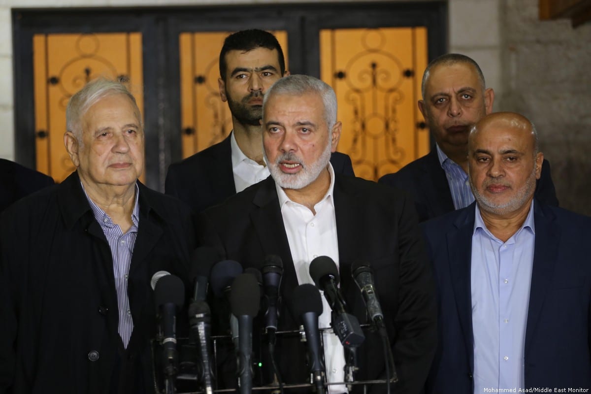 Ismail Haniyeh (centro), chefe do Hamas, em Gaza, 26 de novembro de 2019 [Mohammed Asad/Monitor do Oriente Médio]