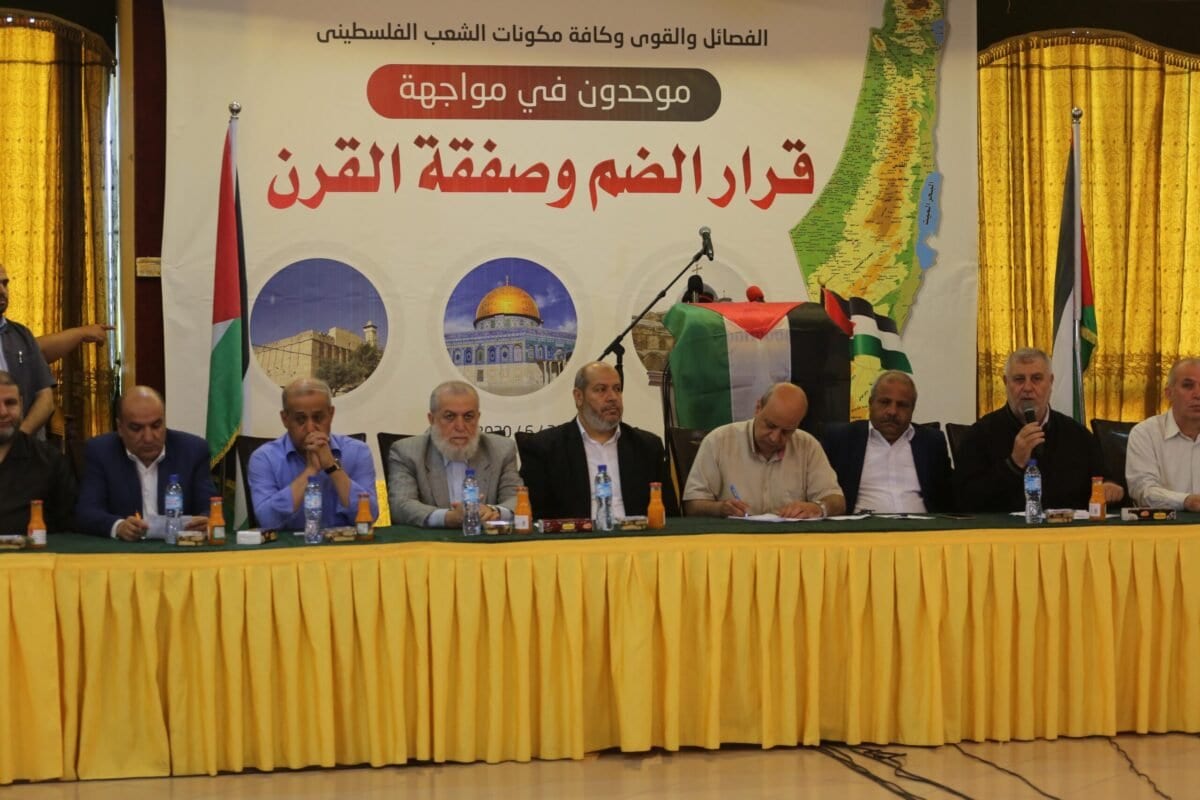 Grupos islâmicos e nacionais palestinos, incluindo Hamas e Fatah, chegam a um acordo sobre um plano de ação unitário para enfrentar o ‘acordo do século’ dos Estados Unidos e os planos de anexação israelenses, na Faixa de Gaza, 28 de junho de 2020 [Mohamed Asad/Monitor do Oriente Médio]
