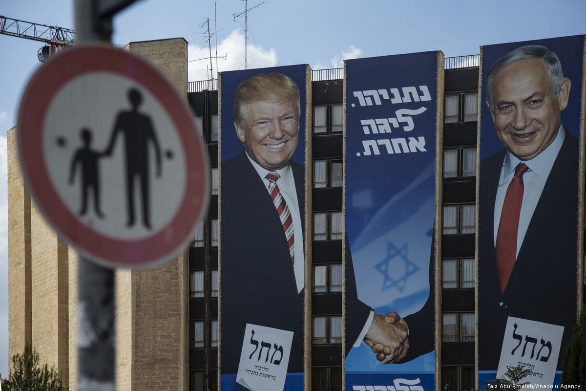 Cartazes do Primeiro Ministro de Israel Benjamin Netanyahu e do Presidente dos EUA Donald Trump, antes das eleições gerais ocorridas em Jerusalém, em 16 de setembro de 2019 [Faiz Abu Rmeleh/Agência Anadolu]
