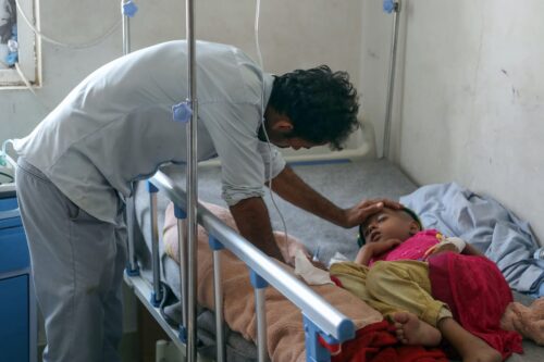 Criança iemenita recebe tratamento em um hospital no Iêmen, 11 de março de 2019 [Ahmad Al-Basha/AFP/Getty Images]