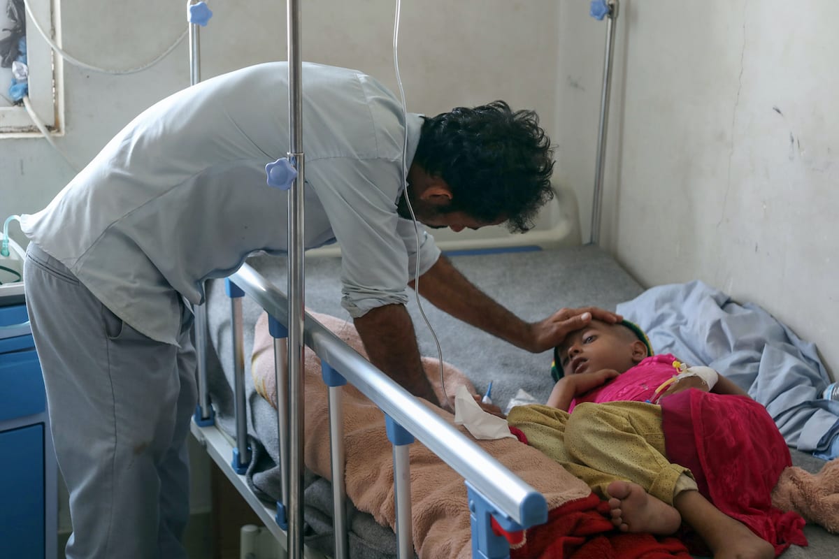 Criança iemenita recebe tratamento em um hospital no Iêmen, 11 de março de 2019 [Ahmad Al-Basha/AFP/Getty Images]
