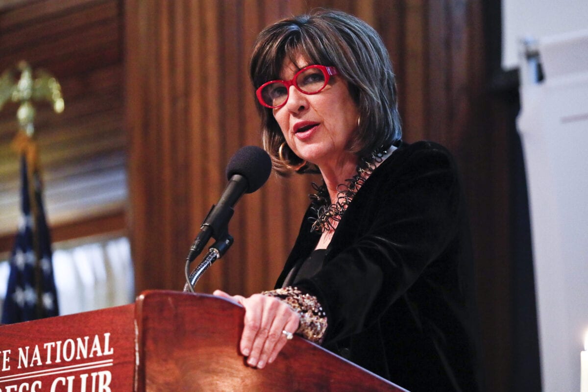 Jornalista Christiane Amanpour, apresentadora do programa de televisão ‘Christiane Amanpour & Co.’, discursa durante cerimônia do Prêmio James W. Foley, realizada no Clube de Imprensa Nacional, em Washington DC, Estados Unidos, 2 de abril de 2019 [Paul Morigi/Getty Images]
