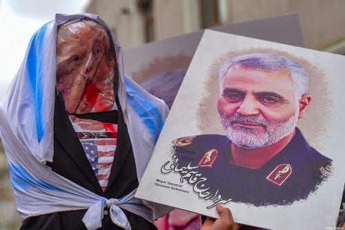 Manifestantes exibem um boneco do presidente americano Donald Trump e uma imagem do comandante iraniano Qasem Soleimani, durante protesto em frente ao Consulado dos Estados Unidos em Istambul, Turquia, 5 de janeiro de 2020 [Yasin Akgul/AFP/Getty Images]