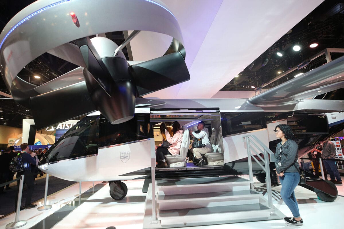 Convidados visitam uma maquete em escala real do táxi aéreo Bell Nexus 4EX, durante a feira de tecnologia CES 2020, no Centro de Convenções de Las Vegas, Nevada, 8 de julho de 2020 [Mario Tama/Getty Images]