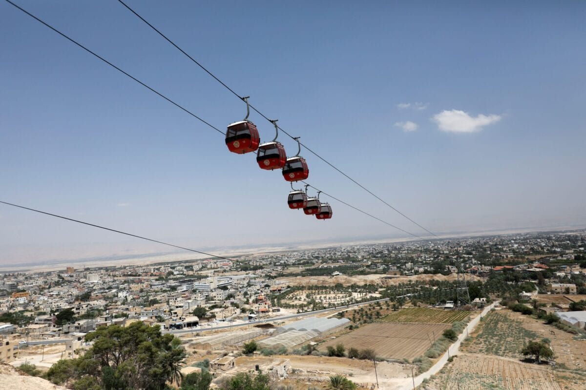 Teleférico com vista para a cidade de Jericó na Cisjordânia, em 21 de junho de 2020 [Abbas Momani/ AFP via Getty Images]