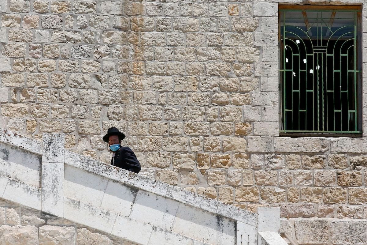 Um devoto judeu entra na mesquita Ibrahimi na cidade ocupada de Hebron, ns Cisjordânia, em de agosto de 2020. [Hazem Bader/AFP via Getty Images]