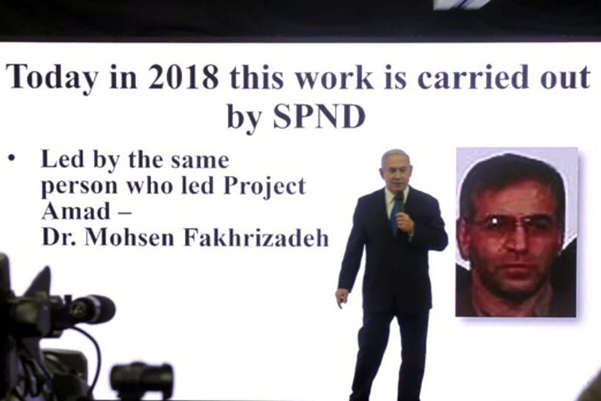 Frame de um vídeo da AFPTV filmado em 30 de abril de 2018 mostra o primeiro-ministro israelense Benjamin Netanyahu fazendo um discurso sobre o programa nuclear do Irã em Tel Aviv, com um slide atrás dele retratando o cientista iraniano Mohsen Fakhrizadeh [Nir Kafri/ AFP via Getty Images]
