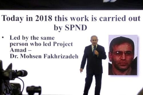 Primeiro-Ministro de Israel Benjamin Netanyahu fala sobre o programa nuclear iraniano com um slide atrás de si, identificando Mohsen Fakhrizadeh como líder do Projeto Amad, em Tel Aviv, 30 de abril de 2018 [Nir Kafri/AFP/Getty Images]