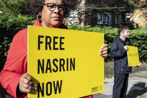 Dagmar Oudshoorn, presidente da Anistia Internacional na Holanda, protesta em frente à embaixada iraniana pela soltura de Nasrin Sotoudeh, em Haia, 24 de setembro de 2020 [Niels Wenstedt/Agência BSR/Getty Images]