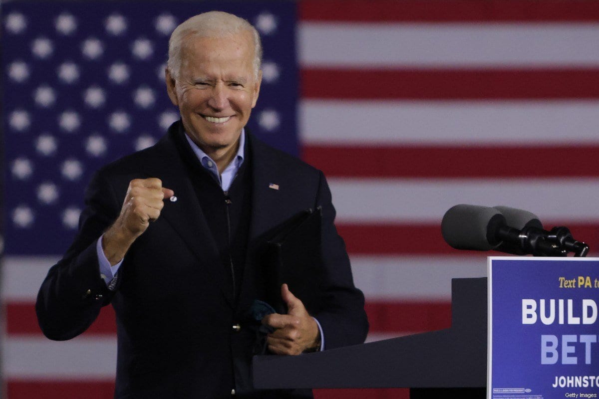 O candidato presidencial democrata dos EUA Joe Biden durante uma parada de campanha em 30 de setembro de 2020 em Johnstown, Pensilvânia [Alex Wong / Getty Imagens]
