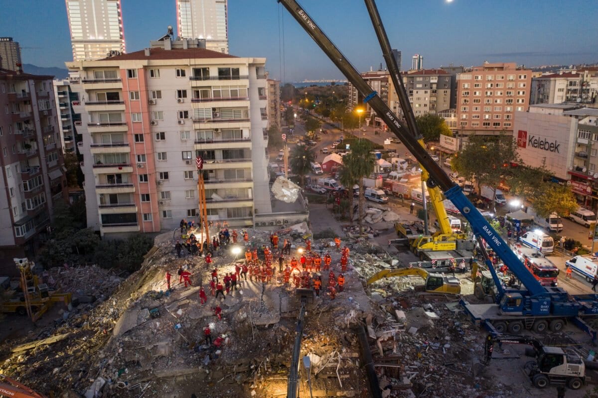 Serviços de emergência conduzem buscam por sobreviventes nos escombros de um edifício de oito andares, após um poderoso terremoto atingir a Turquia, em Izmir, 1° de novembro de 2020 [Burak Kara/Getty Images]