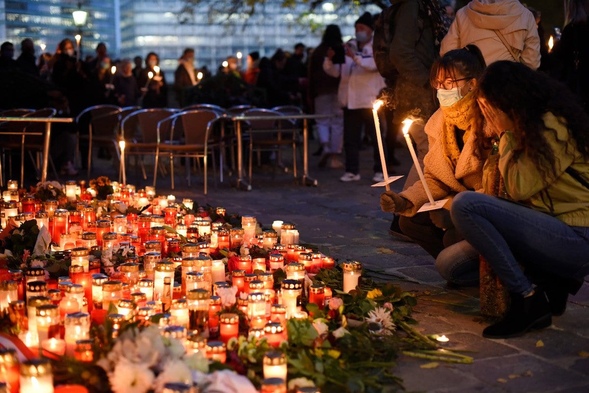 Pessoas acendem velas em memorial improvisado para as vítimas do ataque terrorista da última segunda-feira (2), no qual um atirador disparou contra civis em Viena, Áustria, 5 de novembro de 2020 [Thomas Kronsteiner/Getty Images]