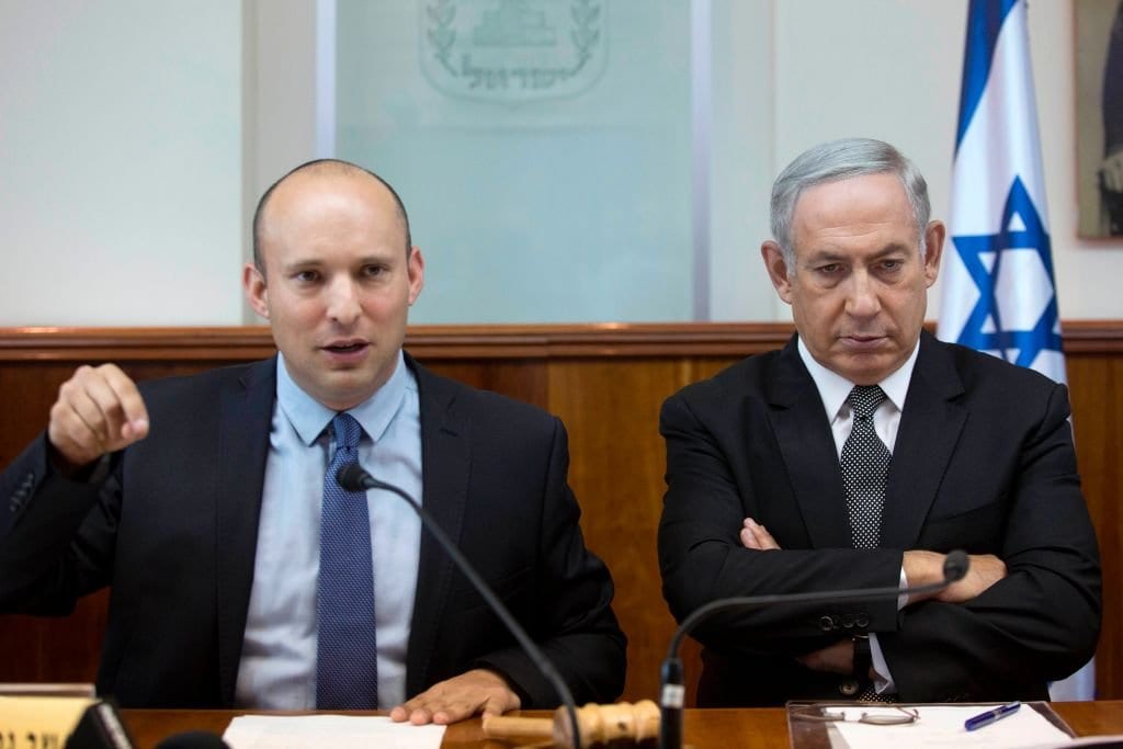O primeiro-ministro israelense, Benjamin Netanyahu, ouve o ex-ministro da Educação Naftali Bennett, durante reunião de gabinete semanal em 30 de agosto de 2016, em seu escritório em Jerusalém. [AFP/Pool/Abir Sultan/Getty Images]
