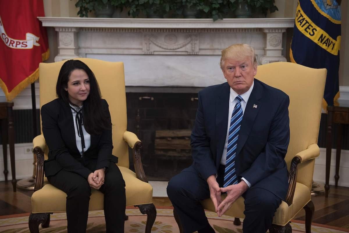 O presidente dos EUA, Donald Trump (R) se encontra com Aya Hijazi, ex-prisioneira política em Washington, DC, 21 de abril de 2017 [JIm Watson/ AFP/ Getty Images]
