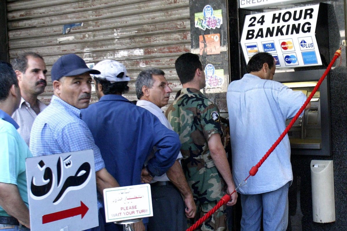 Libaneses na fila de um caixa eletrônico esperando sacar algum dinheiro em Sidon, Líbano, 24 de julho de 2006 [Mahmoud Zayat/ AFP via Getty Images]