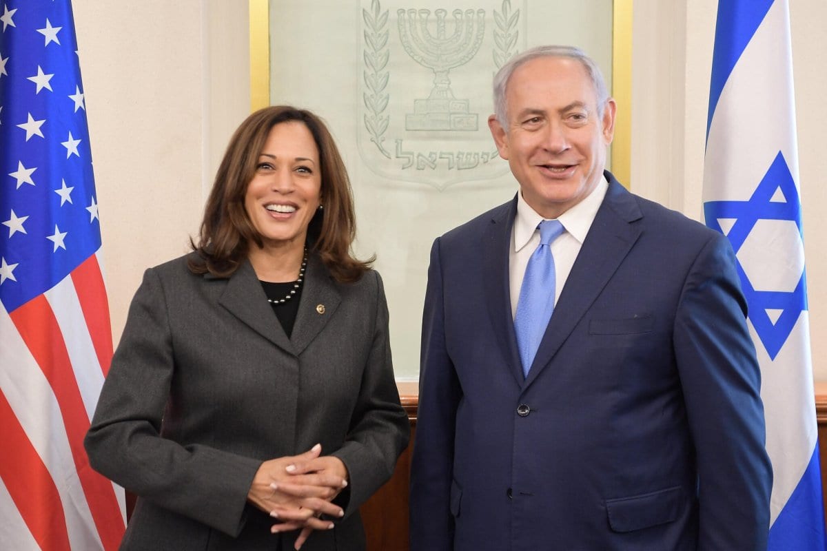 A então senadora Kamala Harris (esq.) recebida pelo primeiro-ministro israelense Netanyahu em Jerusalém, novembro de 2017 [Amos Ben Gershom / GPO]
