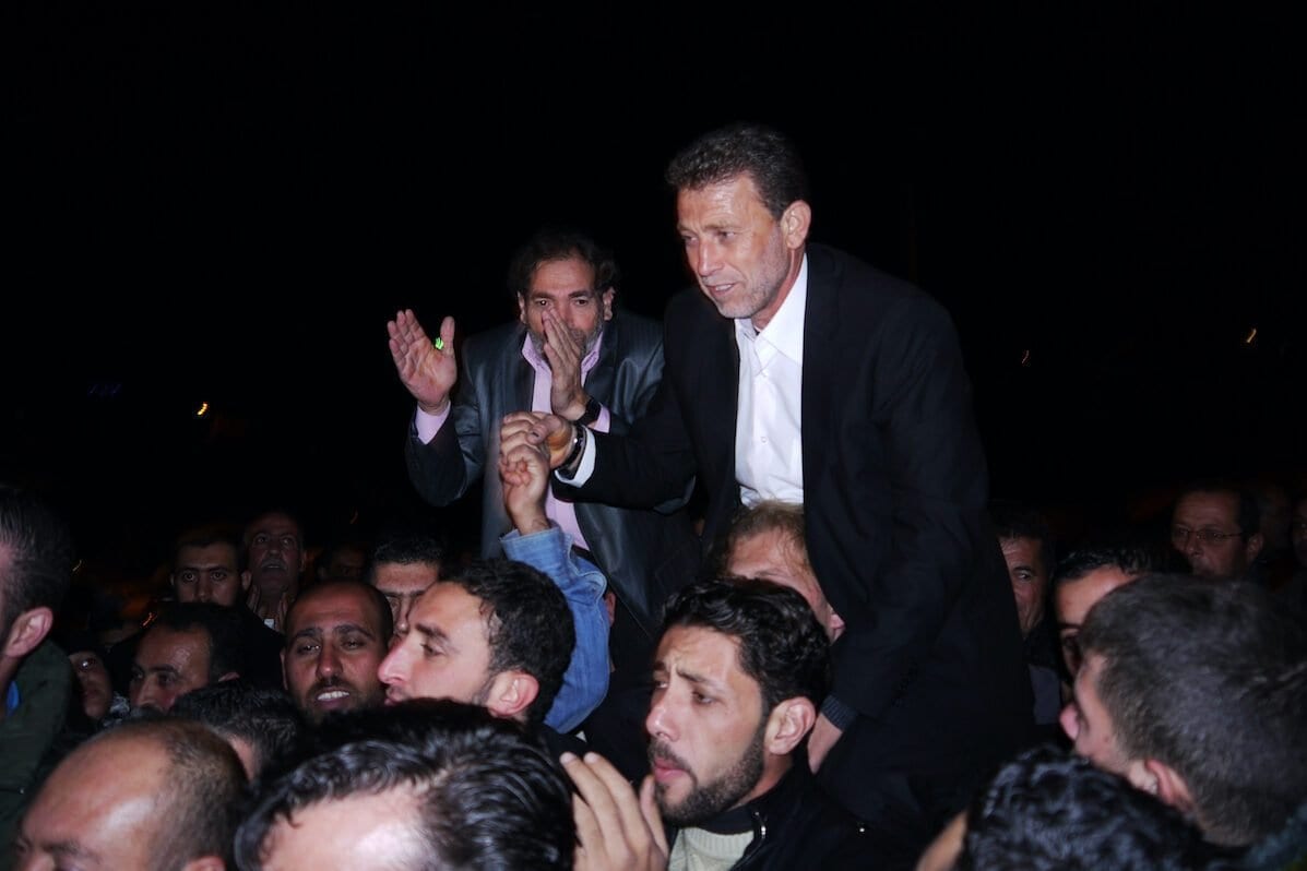 O prisioneiro palestino Nael Barghouti em seu casamento, na cidade de Ramallah, no curto período em que esteve livre, na Cisjordânia, em 18 de novembro de 2011. [Issam Rimawi / Apaimages]