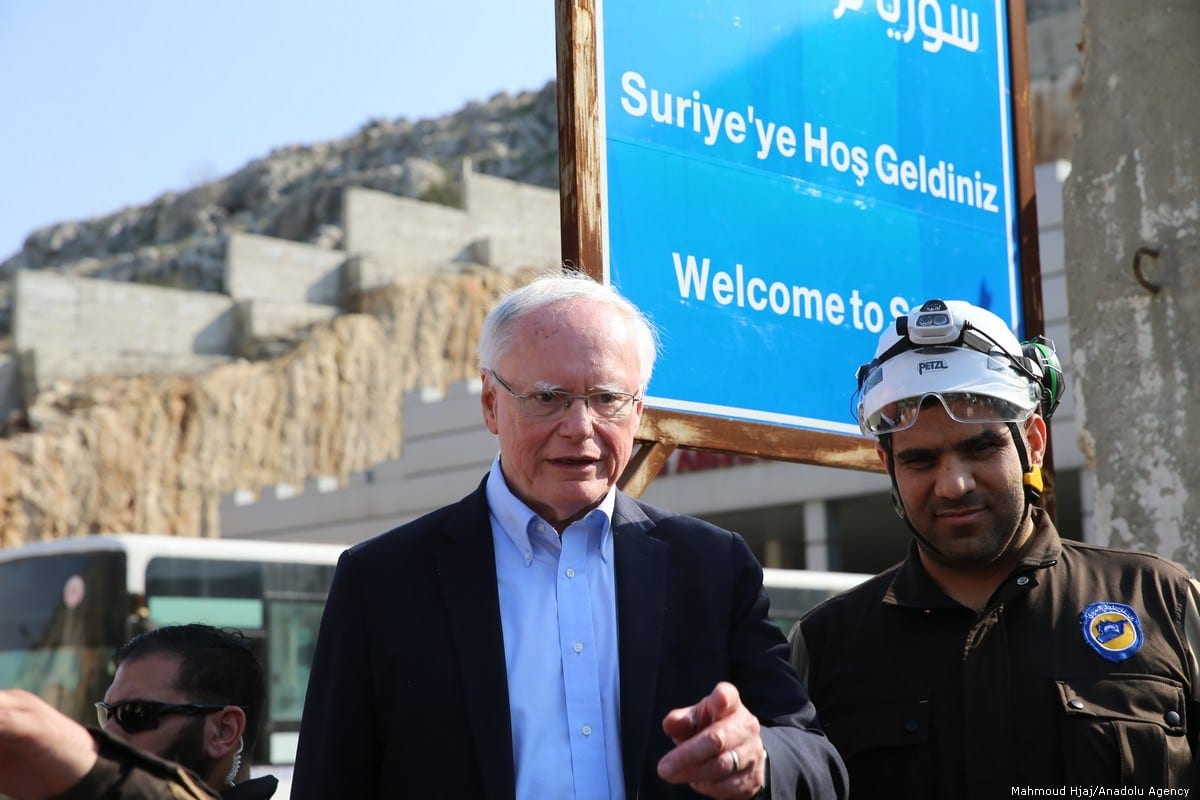 James Jeffrey, representante especial dos Estados Unidos na Síria, visita a travessia de fronteira de Cilvegozu, na província de Hatay, Turquia, 3 de março de 2020 [Cem Genco/Agência Anadolu]