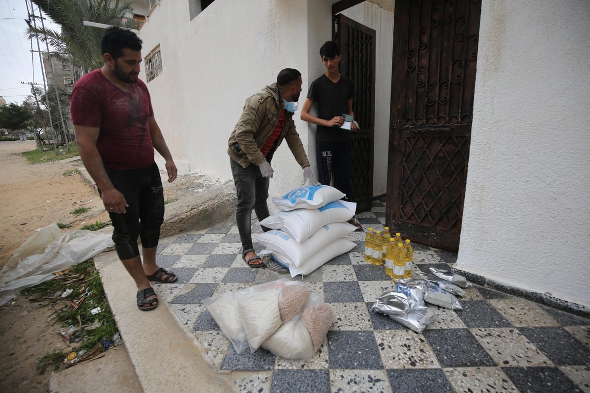 UNRWA distribui ajuda alimentar para famílias em Gaza, 2 de abril de 2020 [Mohammed Asad / Monitor do Oriente Médio]
