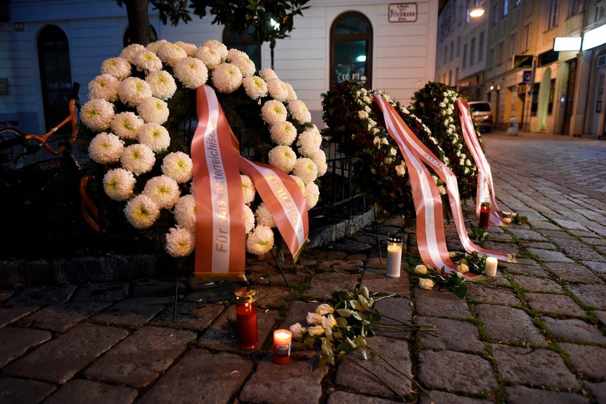 Coroas de flores em memória às vítimas de um atentado a tiros em Viena, Áustria, 3 de novembro de 2020 [Thomas Kronsteiner/Getty Images]