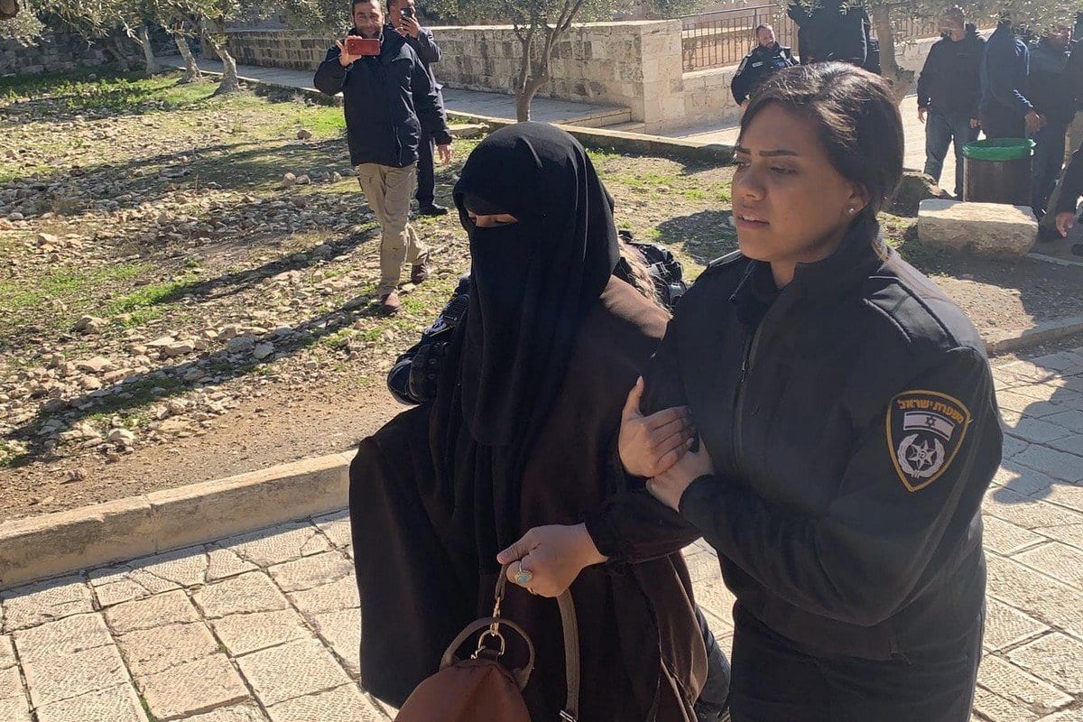 Forças de segurança israelenses prendem Naide Salah, irmã de Raed Salah, líder do Movimento Islâmico Palestina de 1948, além de outras quatro mulheres palestinas, na Mesquita de Al-Aqsa, 28 de janeiro de 2020 [Waqf Islâmico de Jerusalém/Agência Anadolu]
