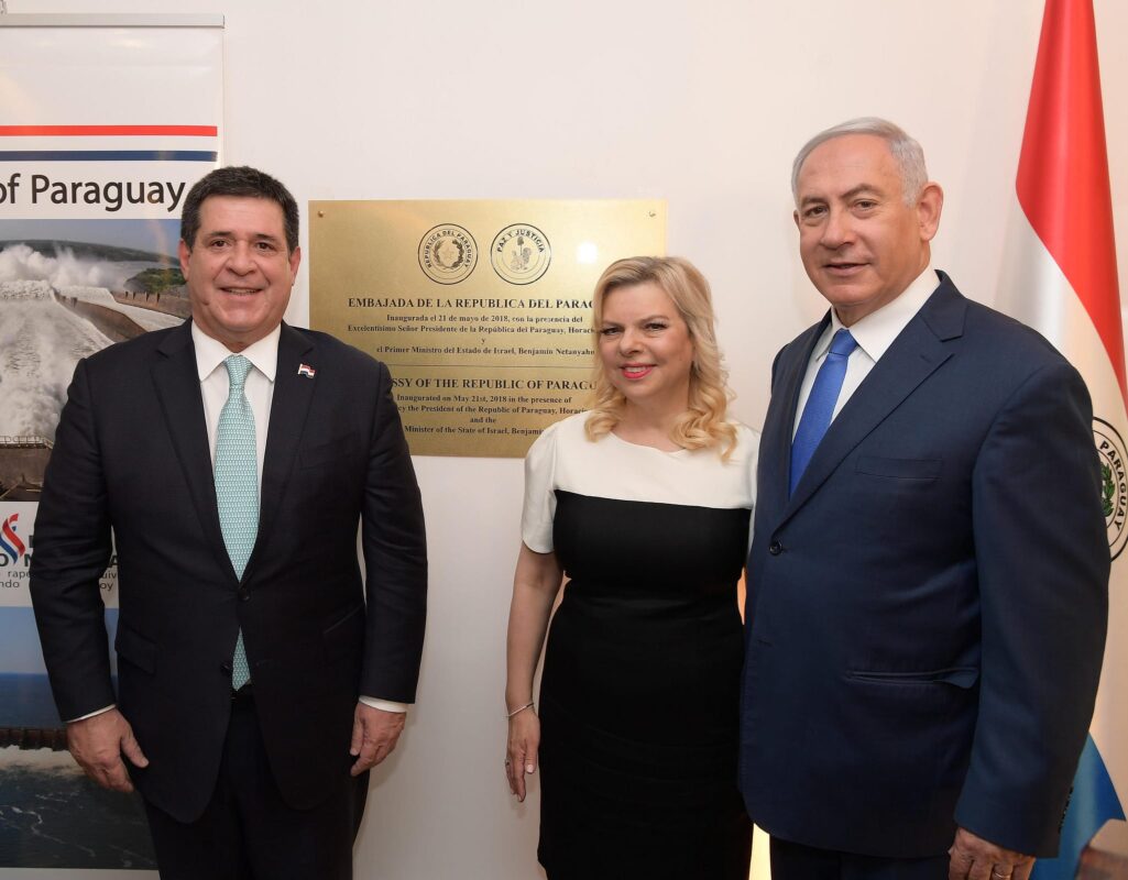 O primeiro-ministro Benjamin Netanyahu e sua esposa Sara, com o então presidente do Paraguai, Horacio Cartes, na inauguração da Embaixada do Paraguai em Jerusalém. [ Amos Ben Gershom, GPO, Fotos Públicas]
Foto: Amos Ben Gershom, GPO