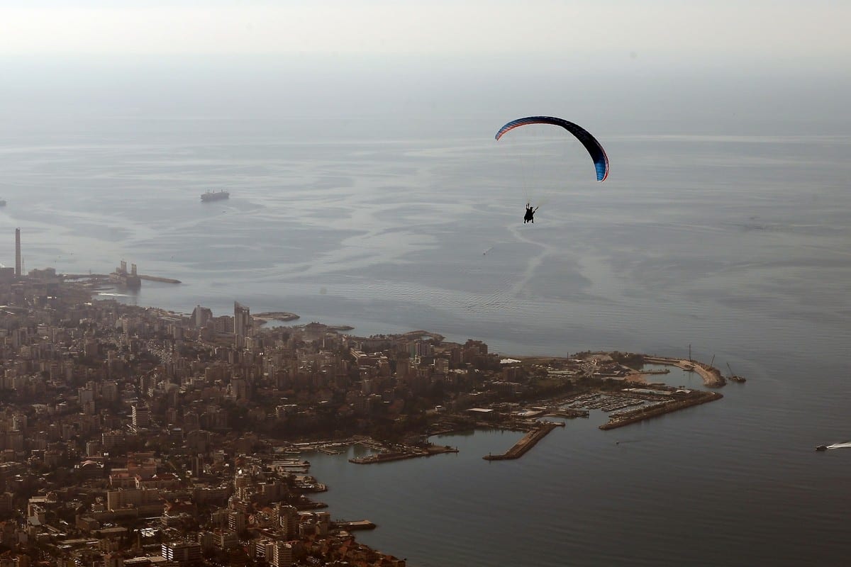 Um parapente voa sobre a área de Maameltein, no Líbano, em 9 de dezembro de 2015. [Joseph Eid/AFP/Getty Images]