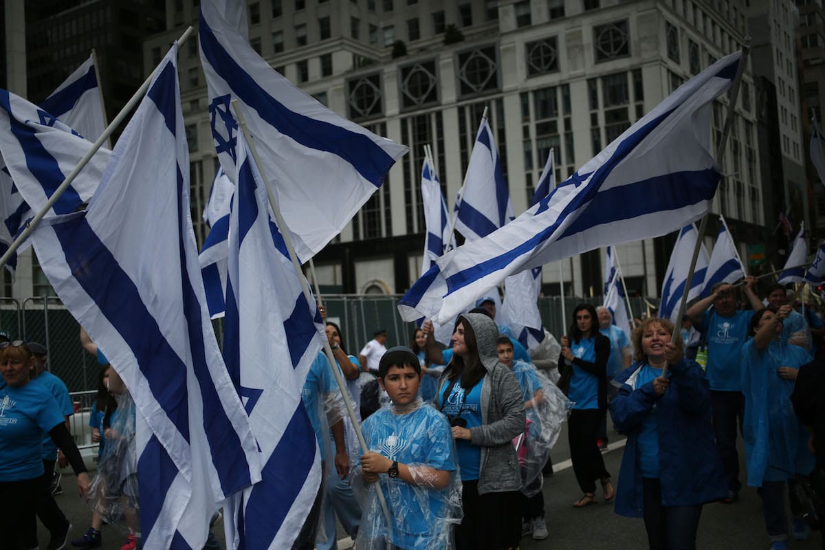 Apoiadores de Israel carregam bandeiras nacionais durante uma marcha em Nova Iorque, Estados Unidos, 4 de junho de 2017 [Mohammed Elshamy/Agência Anadolu]