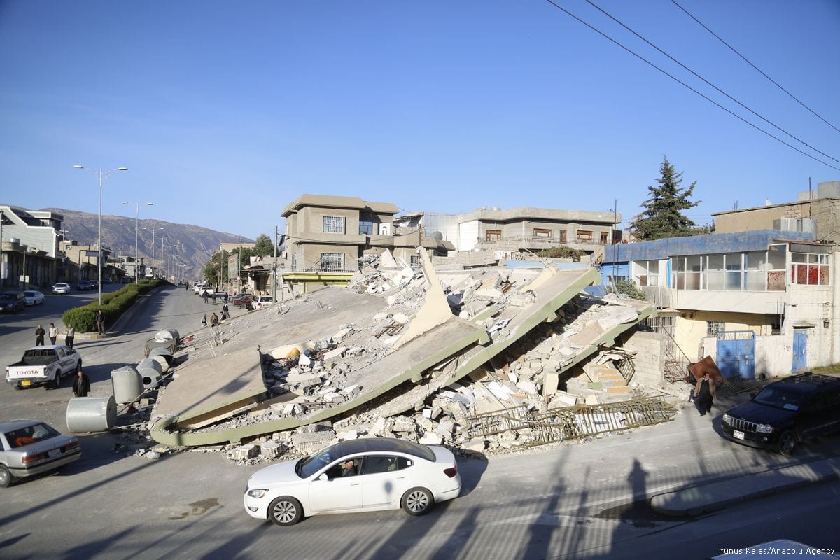 Destroços após terremoto de magnitude 7.3 atingir o Iraque, em 11 de novembro de 2017 [Yunus Keles/Agência Anadolu]