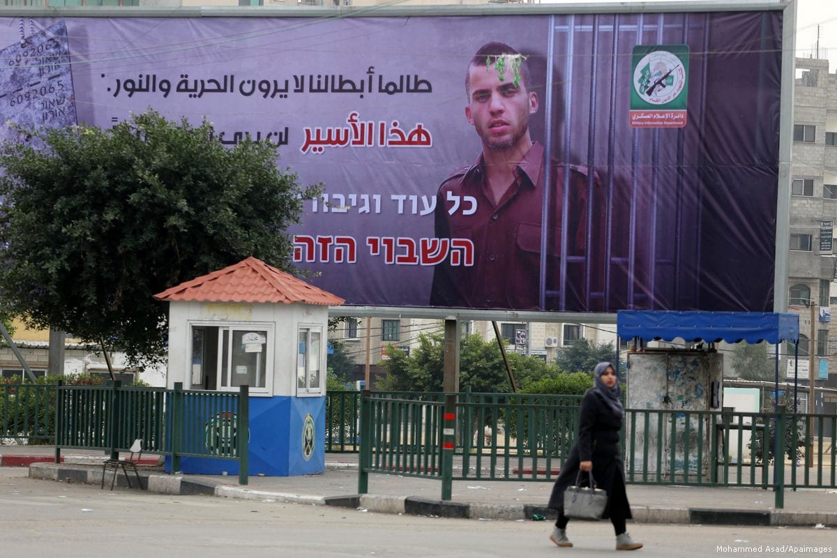 Outdoor no posto de travessia de Al-Saraya com uma imagem do soldado israelense Oron Shaul, na Faixa de Gaza [Mohammed Asad/Apaimages]